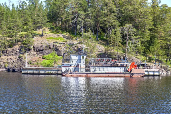 Ön Valaam. Lastpråm — Stockfoto