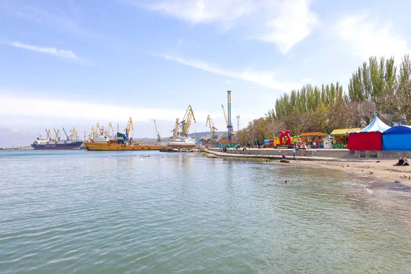 Stadsstrand och hamn. Stad Feodosia — Stockfoto