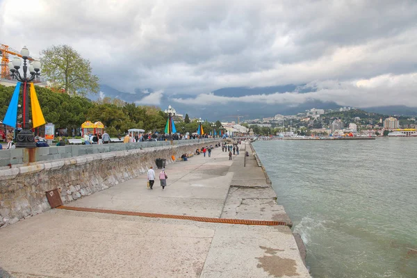 Yalta. Stadtdamm — Stockfoto