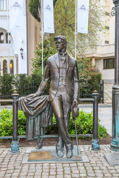 Yalta. Embankment Sculpture of the writer A.P. Chekhov — Stock Photo, Image