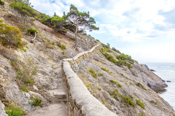 Krim. Trail Golitsyn. Mount Koba-Kaya, de nederzetting Novyy Sve — Stockfoto