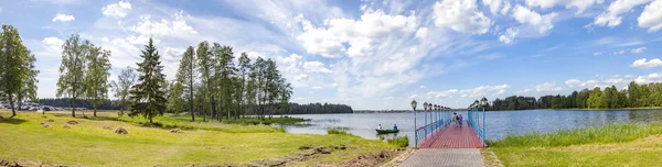 Kajplats vid Valdai sjön. Panorama Ordförande — Stockfoto
