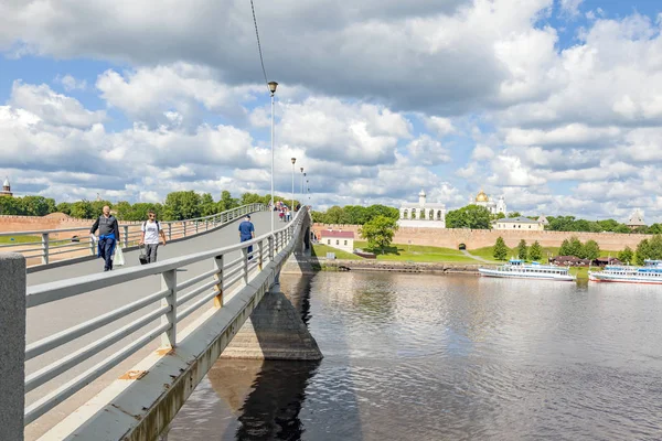 Kreml-Brücke über den Wolchow-Fluss. der historische Teil von th — Stockfoto