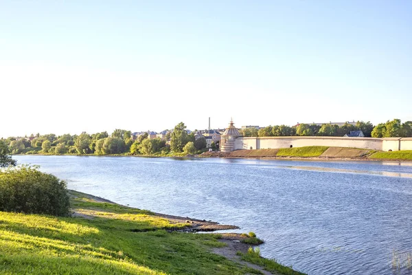 Pskov el río Velikaya. Pskov Krom (Kremlin). Buenas noches. — Foto de Stock