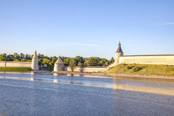 Pskov el río Velikaya. Pskov Krom (Kremlin). Buenas noches. — Foto de Stock