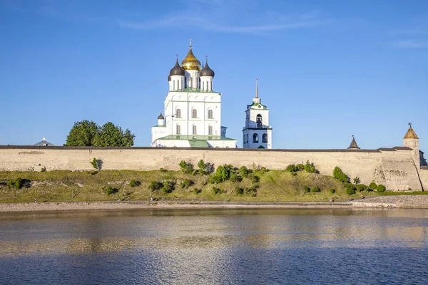 Pskow der welikaja Fluss. pskov krom (kremlin). Abend — Stockfoto