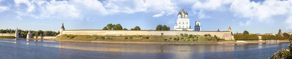 Pskov la rivière Velikaya. Pskov Krom (Kremlin). Bonsoir. Panoram — Photo