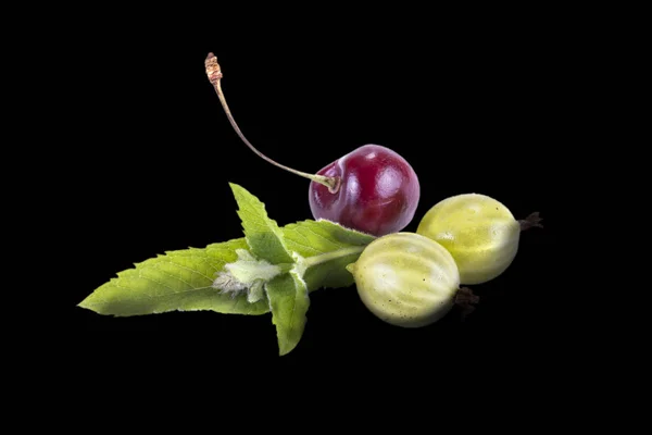 Mint, sweet cherry and gooseberry — Stock Photo, Image