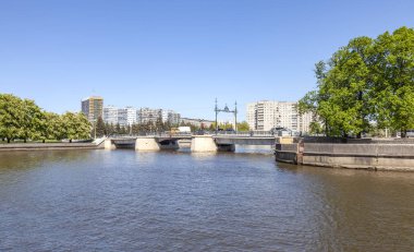 Kaliningrad Nehri Pregolya. Tahta köprü