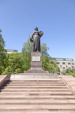 Kaliningrad 'da. Anavatan heykelinin olduğu kare.