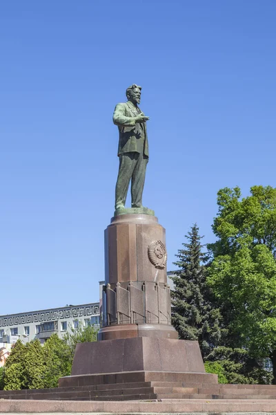 Monument to the revolutionary Kalinin M.I. on the eponymous squa — Stock Photo, Image