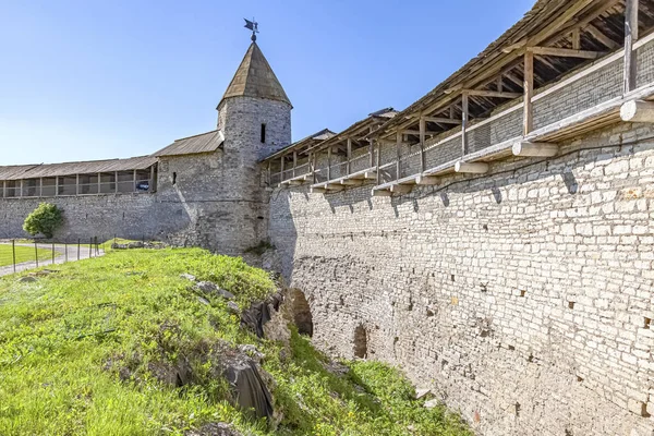 Det antika Kreml (Krom) i staden Pskov. Utgrävningar nea — Stockfoto