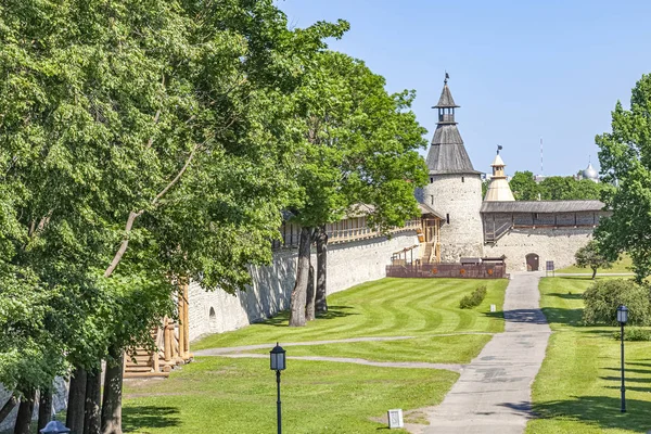 The ancient Kremlin (Krom) in the city of Pskov — Stock Photo, Image