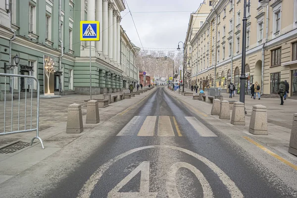 Moskou. Bolsjaja Dmitrovka straat. Oudejaarsavond — Stockfoto