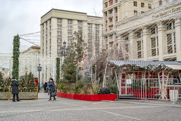 Mosca. Foresta fiabesca di alberi di Natale su Manezhnaya Square — Foto Stock