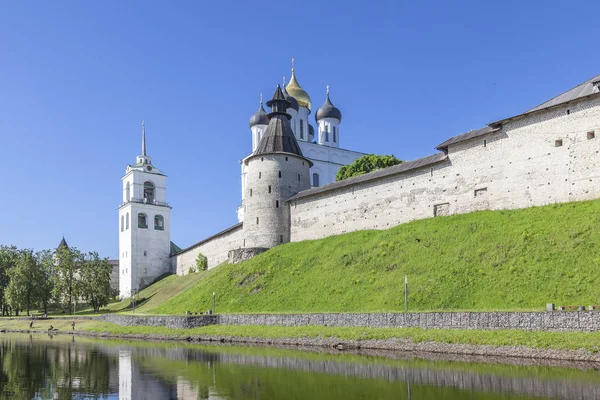 Pskov Krom (Kremlin). Rivier Pskova — Stockfoto