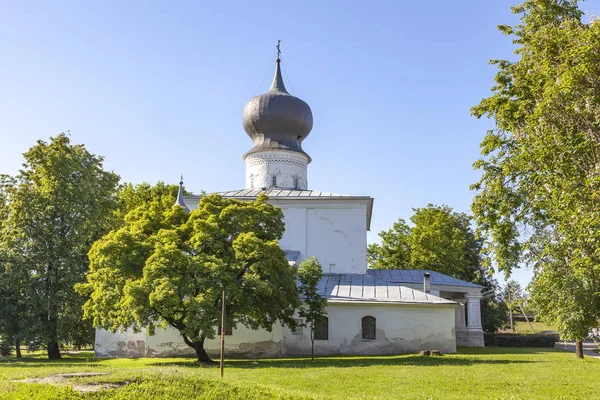 Ciudad de Pskov. Iglesia de la Asunción de la Santísima Virgen Ma — Foto de Stock
