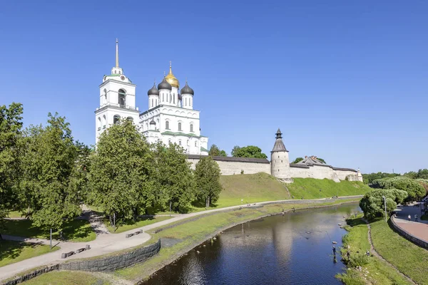 Pskov Krom (Kremlin). Río Pskova — Foto de Stock