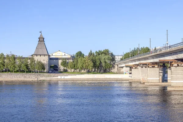 Stad Pskov. Velikaya rivier — Stockfoto