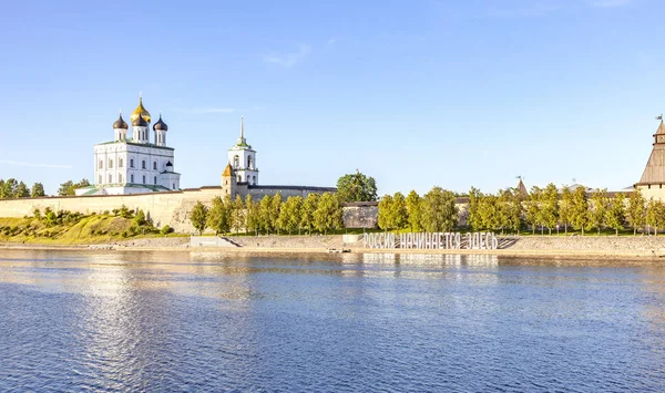 Pskov de rivier de Velikaya. Pskov Krom (Kremlin). Goedenavond. — Stockfoto