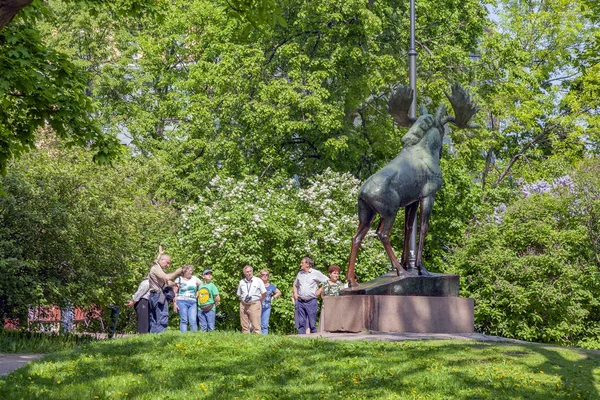 Staden Viborg. Park uppkallad efter Lenin. Skulptur älg — Stockfoto