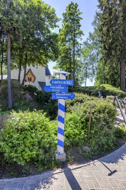 Pskovo-Pechersky Manastırı 'nın girişindeki işaret direği.
