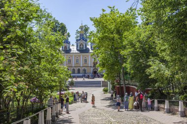 Kutsal Dormition Pskovo-Pechersky Manastırı (Pskov-Mağara Manastırı). Kanlı yoldan in.