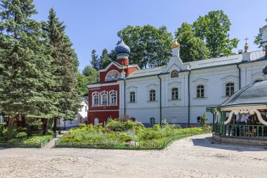 Kutsal Dormition Pskovo-Pechersky Manastırı (Pskov-Mağara Manastırı). Tapınak kompleksi