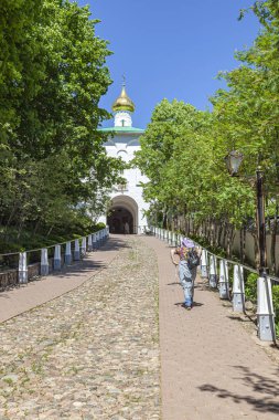 Kutsal Dormition Pskovo-Pechersky Manastırı (Pskov-Mağara Manastırı). Kanlı yoldan in.
