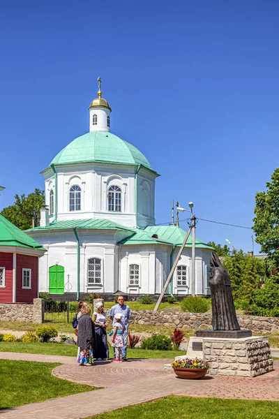 Памятник Мученику Корнелию Настоятелю Псково Печерского Монастыря Туристы Памятника — стоковое фото