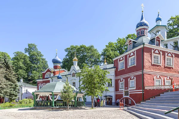 聖地巡礼プスコヴォ ペチェルスキー修道院 Pskov Caves Monastery 寺院複合体 — ストック写真