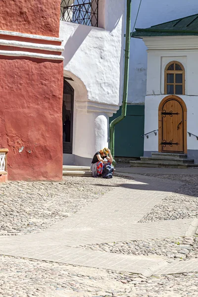 疲れた女の子 聖地巡礼プスコヴォ ペチェルスキー修道院 Pskov Caves Monastery 寺院複合体 — ストック写真