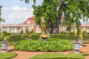 Peterhof. Monplaisir Sarayı. Kolokol Çeşmesi