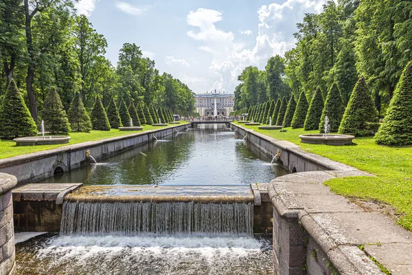 Det är Peterhof. Havskanalen — Stockfoto