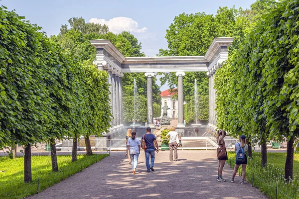 Det är Peterhof. Lejonkaskaden fontänen och statyn av nymfen — Stockfoto