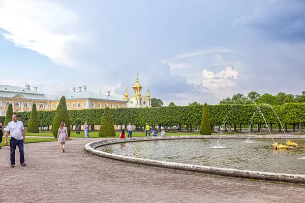 Det är Peterhof. Övre trädgården. Ekfontän — Stockfoto