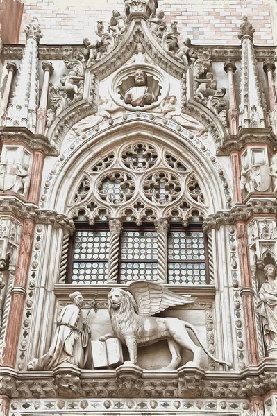 Dekoration auf einer Fassade der Basilika des Heiligen Markierung. Nachahmung eines Bildes. Ölfarbe. Illustration — Stockfoto