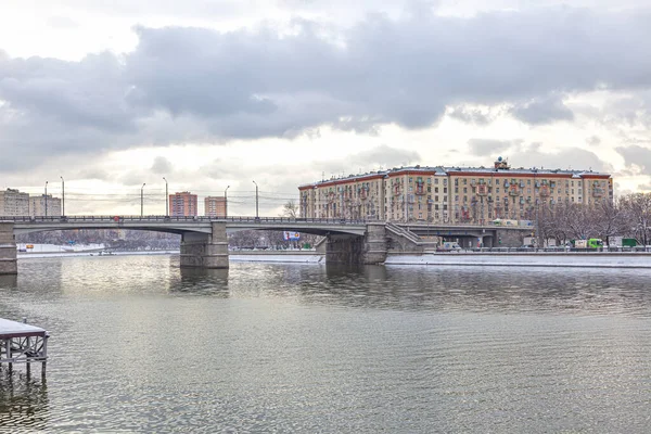 Moskwa. Novospassky most nad rzeką Moskwą — Zdjęcie stockowe