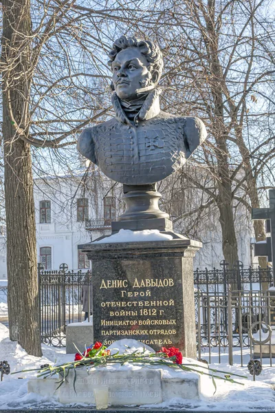 Moscow. Monument to the hero of the war of 1812, the hussar and — 스톡 사진