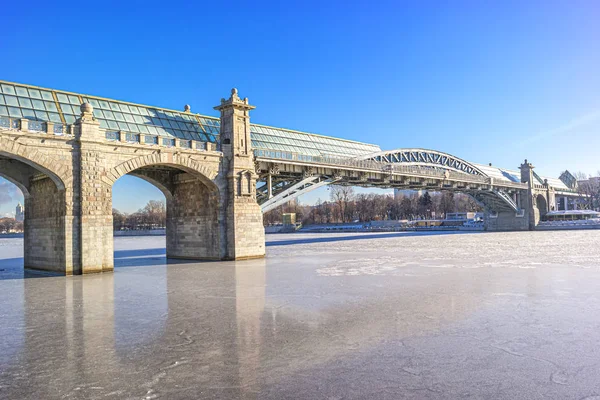 Ciudad de Moscú. Puente Andreevsky — Foto de Stock