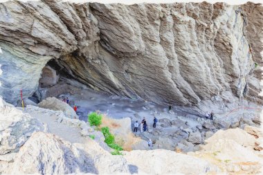 Tuval üzerine yağlı boya. Fotoğraflı resim, resmin taklidi. İllüzyon. Golitsyn yolunda Chaliapin 'in Grotto' su. Sahil boyunca dar bir patika. Koba-Kaya Dağı. Kırım