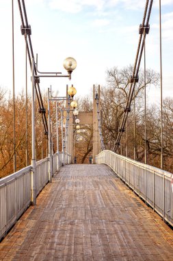 Brest şehrindeki Mukhavets Nehri üzerindeki yaya köprüsü. Beyaz Rusya Cumhuriyeti