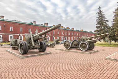 BREST, BELARUS REPUBLIC - 10 Mart 2020: Brest Fortress. Gözlem güvertesinde silahlar ve topçular var.