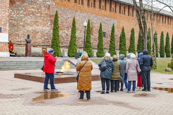 Smolensk Rusia Marzo 2020 Grupo Personas Llama Eterna Plaza Memoria — Foto de Stock