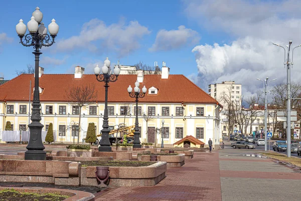 ベラルス共和国グルドノ 2020年3月11日 アントニ ティゼンハウス広場と市内中心部のDzerzhiskin通り — ストック写真