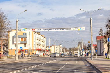 LIDA, BELARUS REPUBLIC - 12 Mart 2020: Castle Caddesi, tarihi şehir merkezinde. Pankarttaki yazı - Lida, Belarus 'un kültürel başkenti.