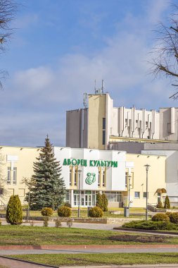 LIDA, BELARUS REPUBLIC - 12 Mart 2020: Leninskaya Caddesi 'ndeki Şehir Kültür Sarayı Binası