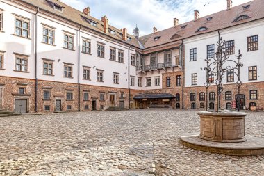 Beyaz Rusya Cumhuriyeti. Bay Castle Kompleksi. Radziwill prenslerinin eski mal varlıkları. 15. yüzyılın sonları