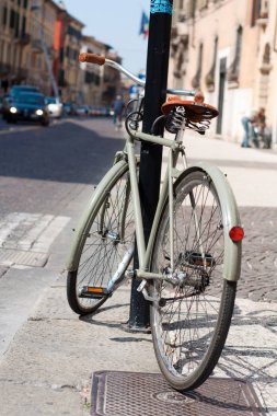 Bir ayağı, Verona, İtalya karşı yaslanmış vintage gri Bisiklet