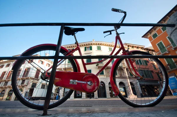 Vintage Piros Bicikli Feküdt Kerítés Verona Olaszország — Stock Fotó